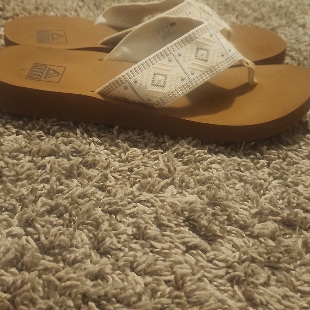 EUC Reef Flip Flops Size 7 - Picture 3 of 3